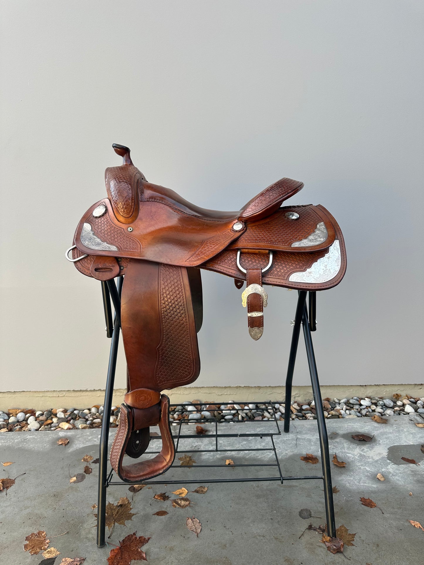 A. Frinta Show Saddle QH 16"