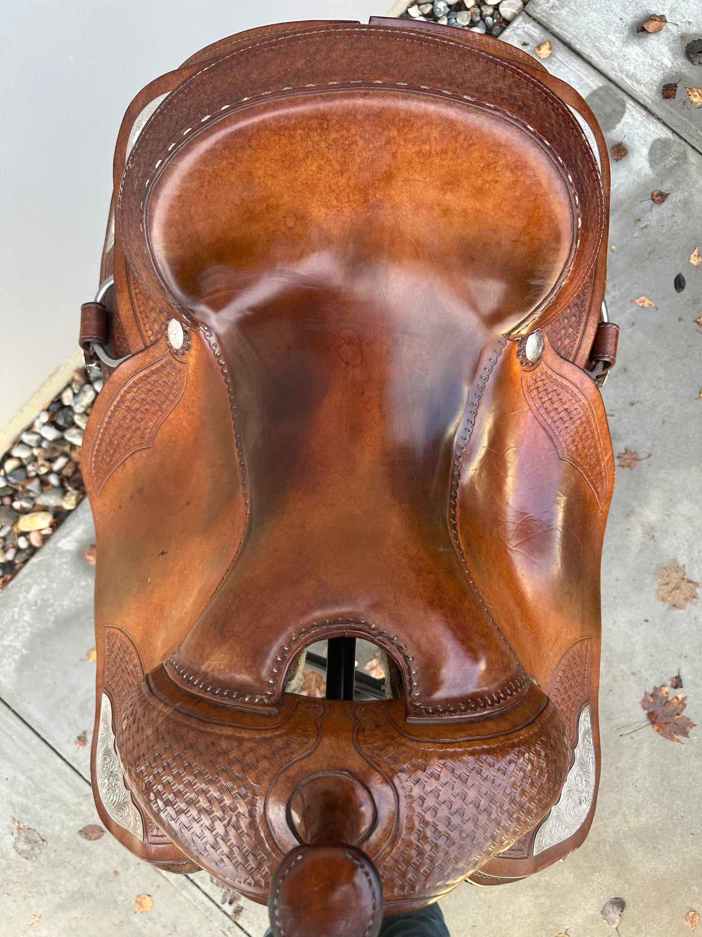 A. Frinta Show Saddle QH 16"