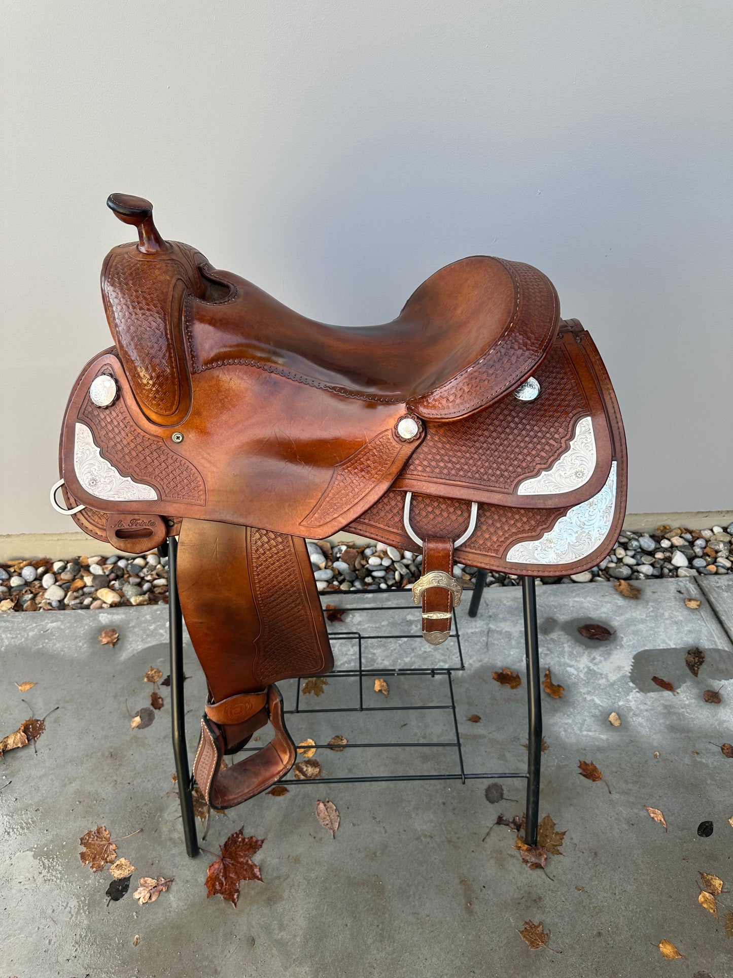 A. Frinta Show Saddle QH 16"